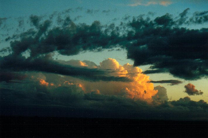 thunderstorm cumulonimbus_incus : Parrots Nest, NSW   6 May 2001