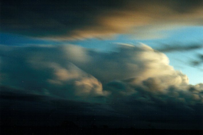 thunderstorm cumulonimbus_incus : E of Casino, NSW   6 May 2001