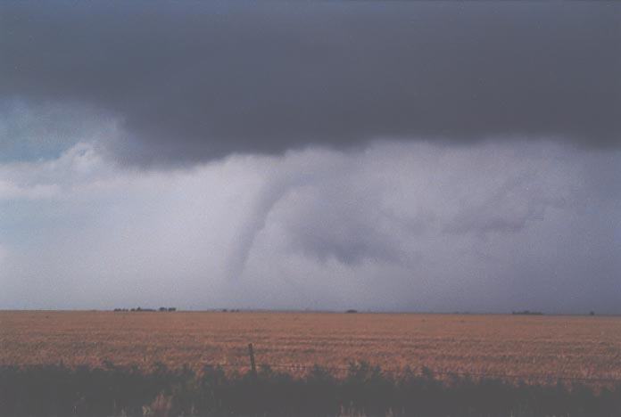 tornadoes funnel_tornado_waterspout : N of Amarillo, Texas, USA   29 May 2001