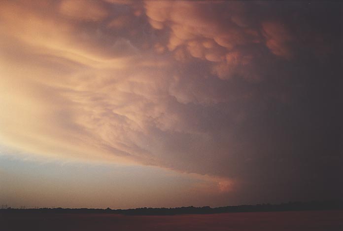 mammatus mammatus_cloud : W of Bluff City, Kansas, USA   4 June 2001