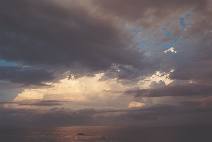 thunderstorm cumulonimbus_incus : Port Macquarie, NSW   22 December 2001