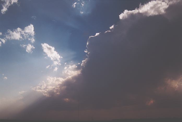 thunderstorm cumulonimbus_incus : near Hays, Kansas, USA   22 May 2002