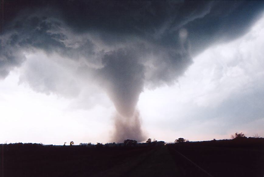 tornadoes funnel_tornado_waterspout : Attica, Kansas, USA   12 May 2004