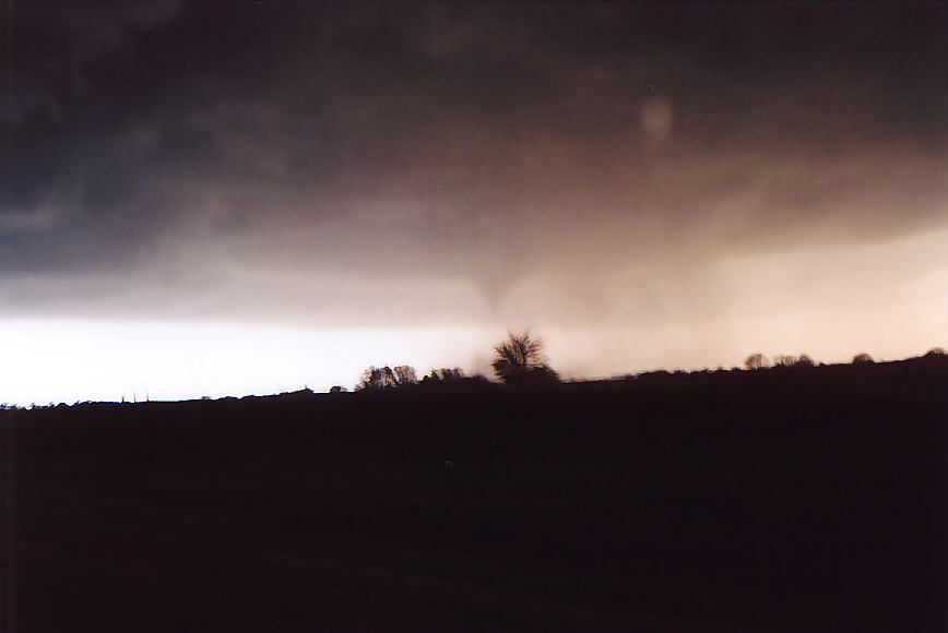 tornadoes funnel_tornado_waterspout : NW of Anthony, Kansas, USA   12 May 2004