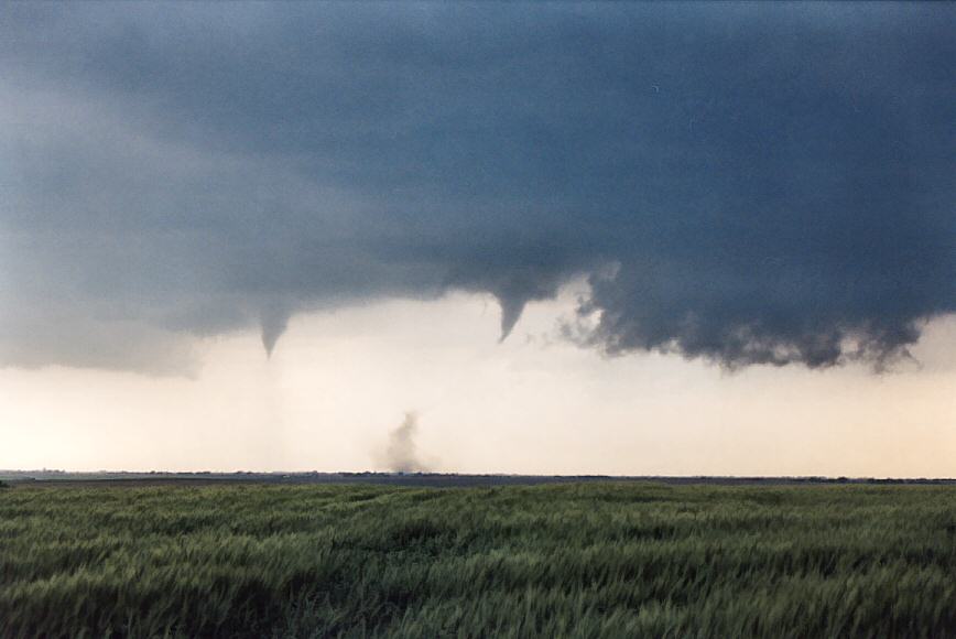 tornadoes funnel_tornado_waterspout : W of Chester, Nebraska, USA   24 May 2004