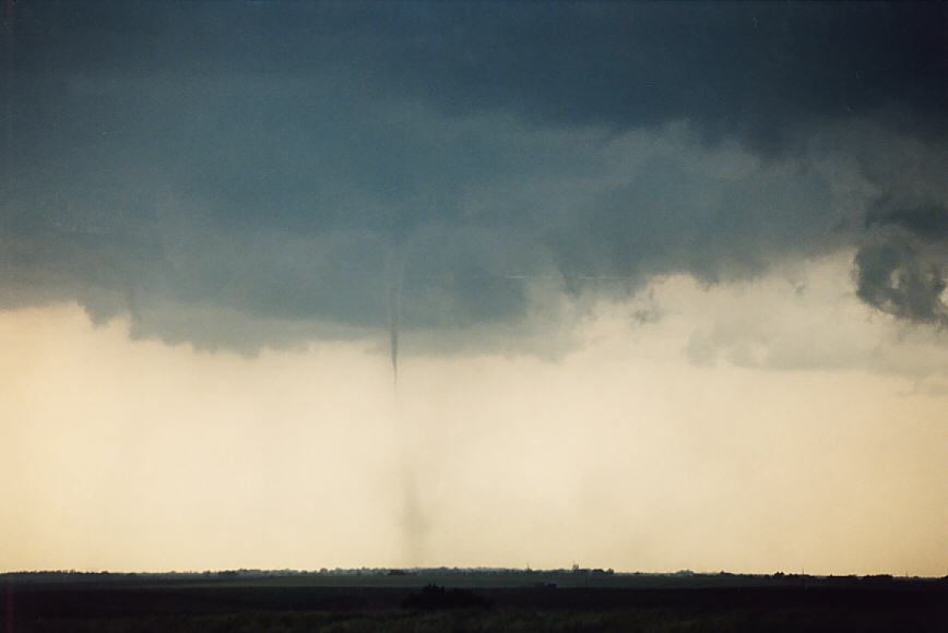 tornadoes funnel_tornado_waterspout : W of Chester, Nebraska, USA   24 May 2004