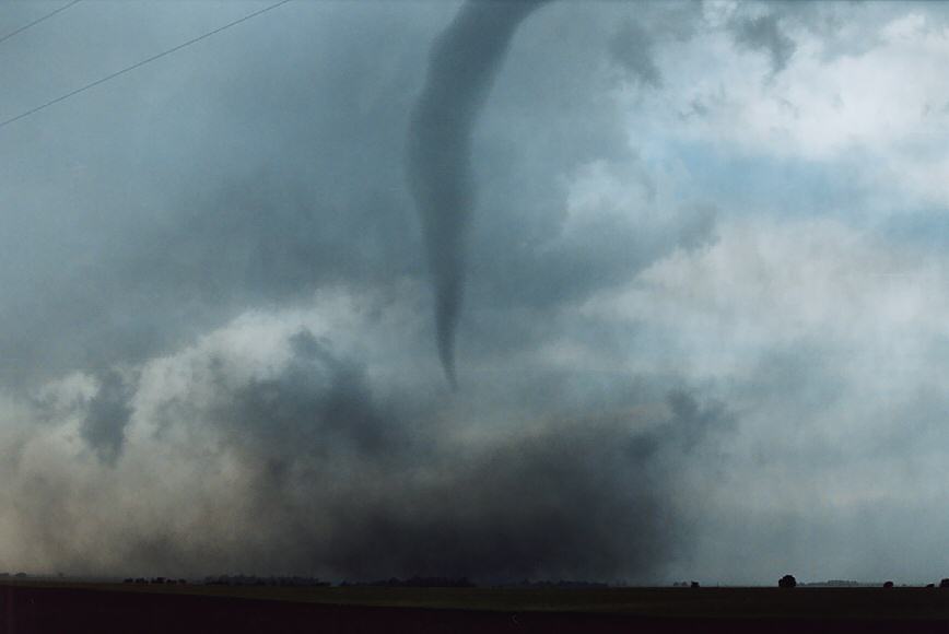 tornadoes funnel_tornado_waterspout : W of Chester, Nebraska, USA   24 May 2004