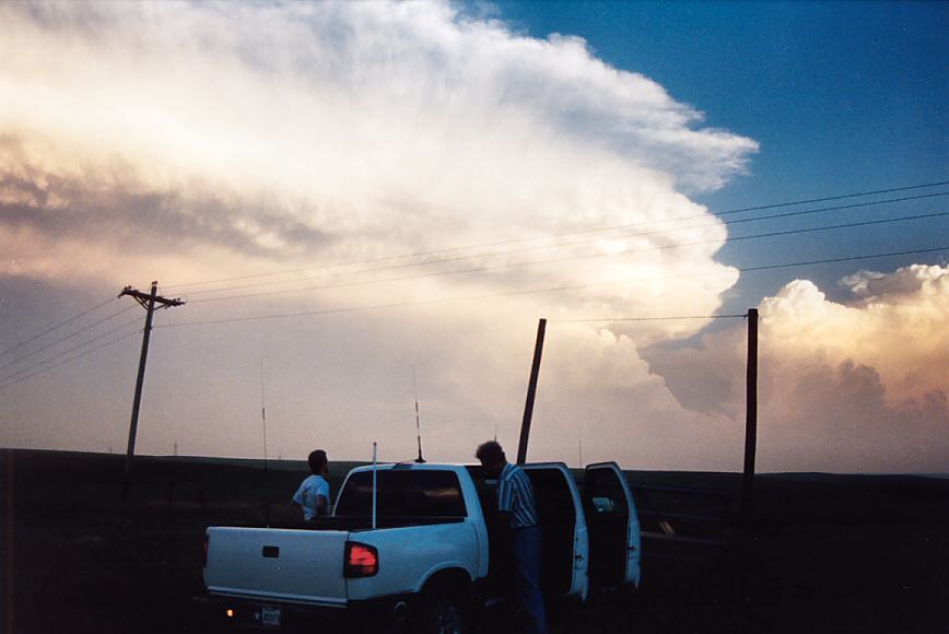 thunderstorm cumulonimbus_incus : NW of Topeka, Kansas, USA   24 May 2004