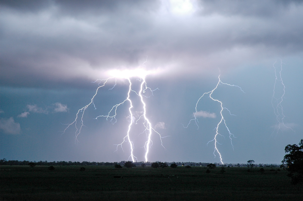 lightning lightning_bolts : McKees Hill, NSW   22 January 2005