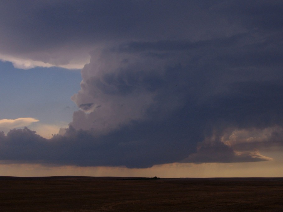 thunderstorm cumulonimbus_incus : E of Wanblee, South Dakota, USA   7 June 2005