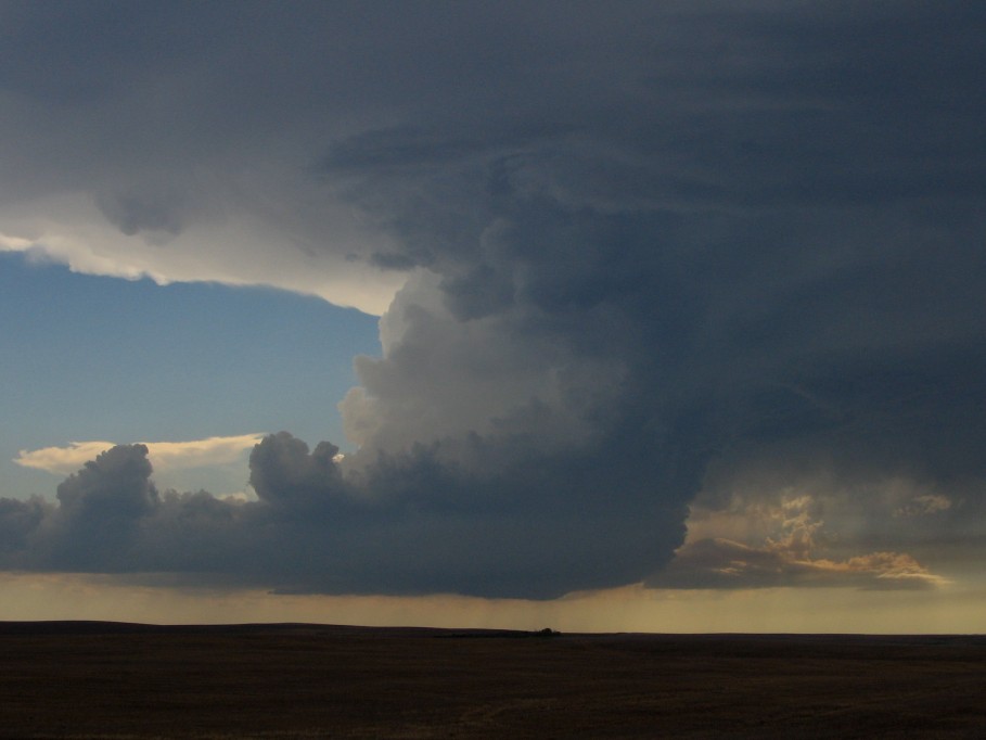 thunderstorm cumulonimbus_incus : E of Wanblee, South Dakota, USA   7 June 2005