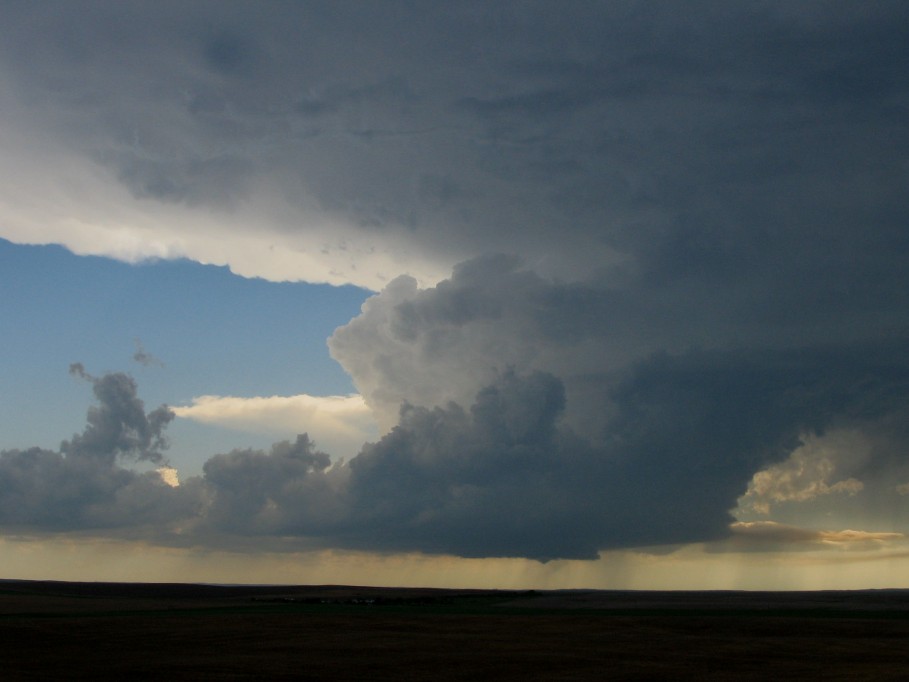 thunderstorm cumulonimbus_incus : E of Wanblee, South Dakota, USA   7 June 2005