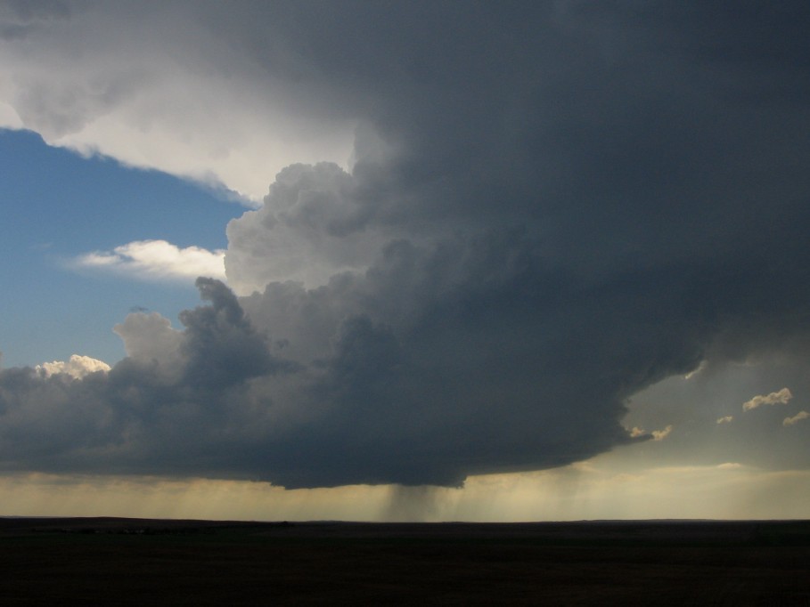 thunderstorm cumulonimbus_incus : E of Wanblee, South Dakota, USA   7 June 2005