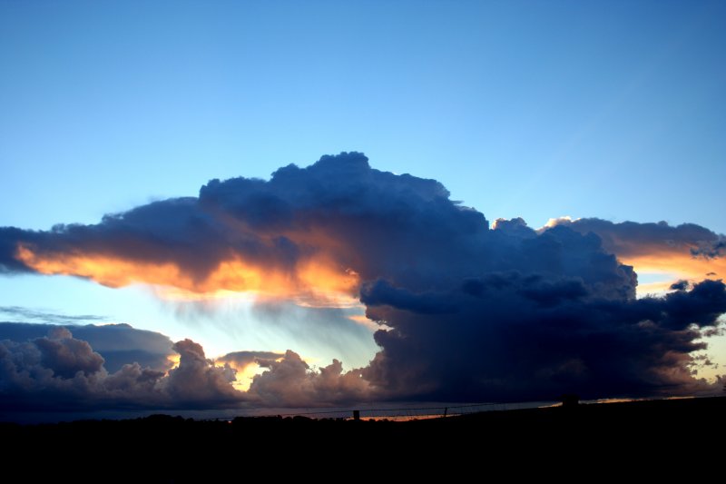 anvil thunderstorm_anvils : E of Cowra, NSW   24 October 2005