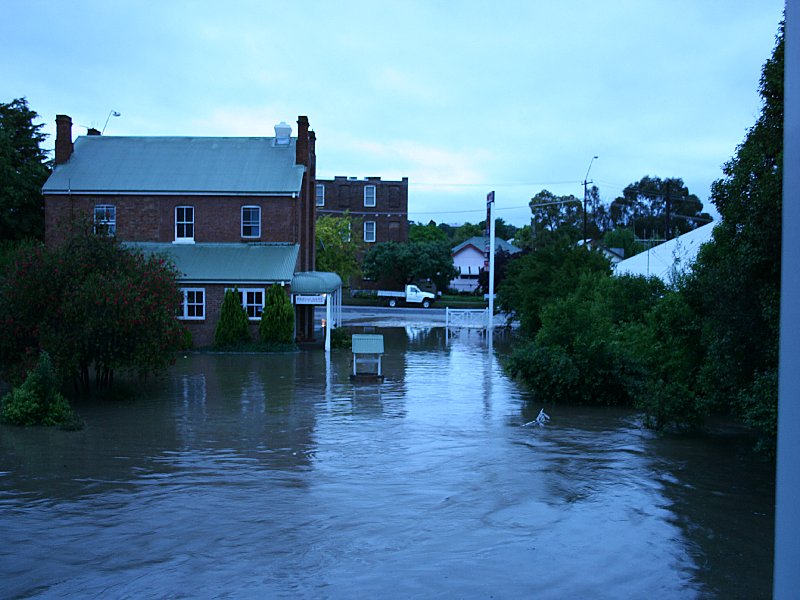 flashflooding flood_pictures : Molong, NSW   8 November 2005