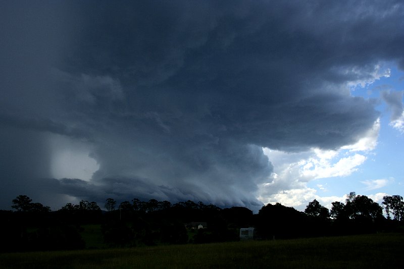 thunderstorm cumulonimbus_incus : near Nabiac, NSW   17 December 2005