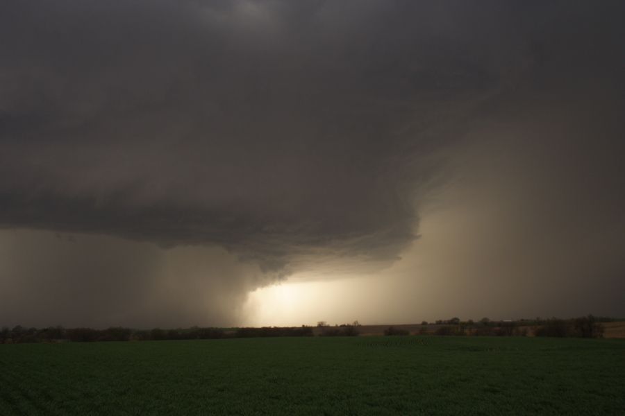 cumulonimbus supercell_thunderstorm : E of Beatrice, Nebraska, USA   15 April 2006