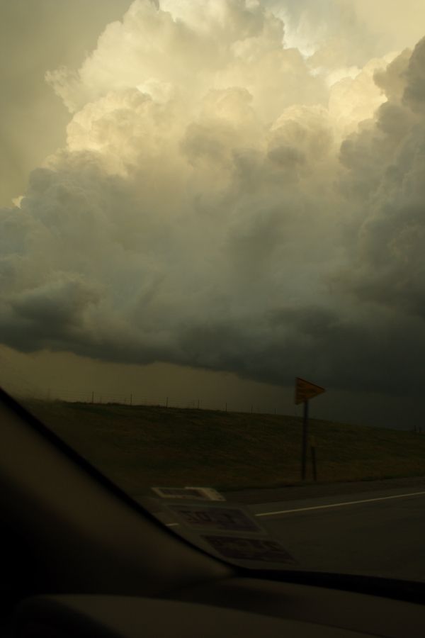 thunderstorm cumulonimbus_incus : Hiawatha, Kansas, USA   15 April 2006