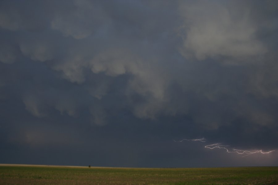 mammatus mammatus_cloud : N of Stinnett, Texas, USA   21 May 2006