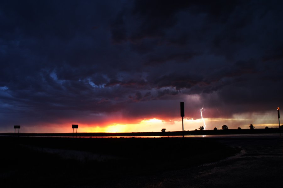 lightning lightning_bolts : near Hoxie, Kansas, USA   26 May 2006