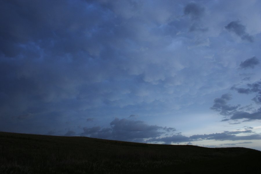 mammatus mammatus_cloud : S of Bismark, North Dakota, USA   27 May 2006