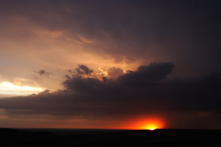 mammatus mammatus_cloud : S of Bismark, North Dakota, USA   27 May 2006