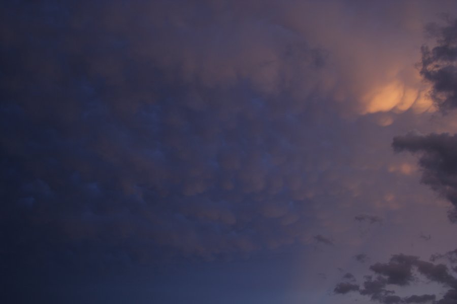 mammatus mammatus_cloud : S of Bismark, North Dakota, USA   27 May 2006