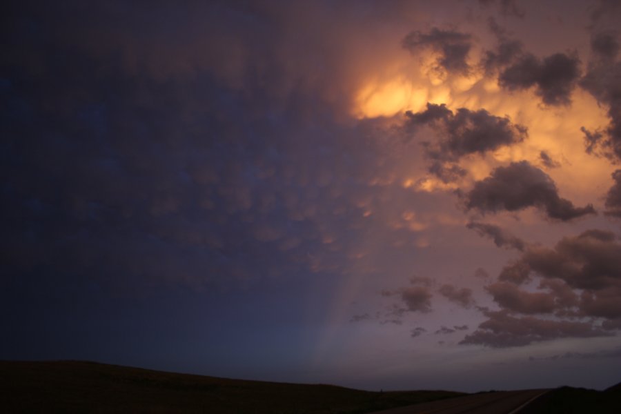 mammatus mammatus_cloud : S of Bismark, North Dakota, USA   27 May 2006