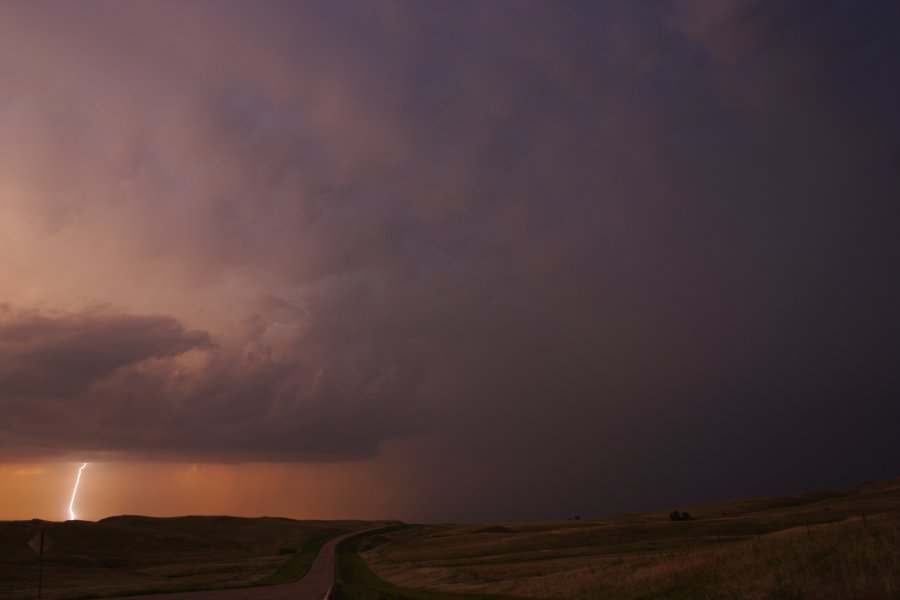 mammatus mammatus_cloud : S of Bismark, North Dakota, USA   27 May 2006