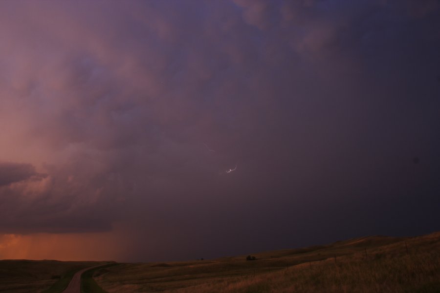 mammatus mammatus_cloud : S of Bismark, North Dakota, USA   27 May 2006