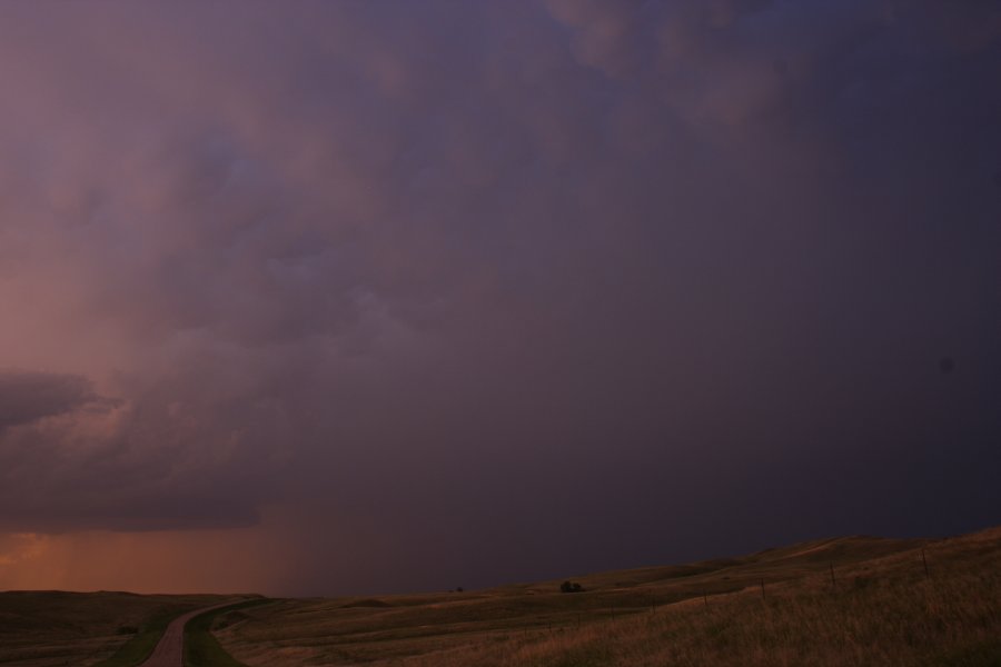 mammatus mammatus_cloud : S of Bismark, North Dakota, USA   27 May 2006