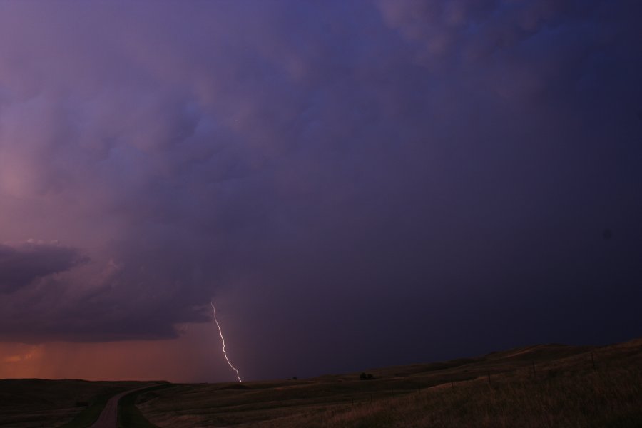 lightning lightning_bolts : S of Bismark, North Dakota, USA   27 May 2006