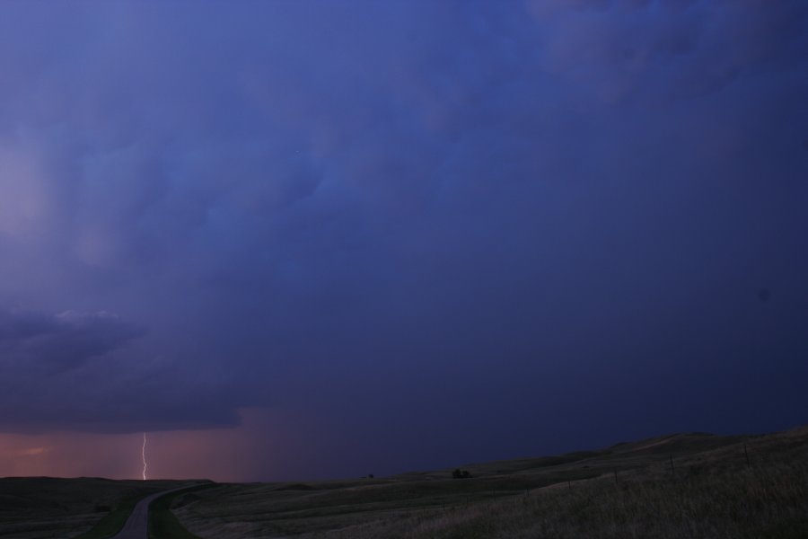 lightning lightning_bolts : S of Bismark, North Dakota, USA   27 May 2006