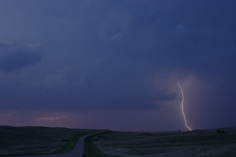 lightning lightning_bolts : S of Bismark, North Dakota, USA   27 May 2006