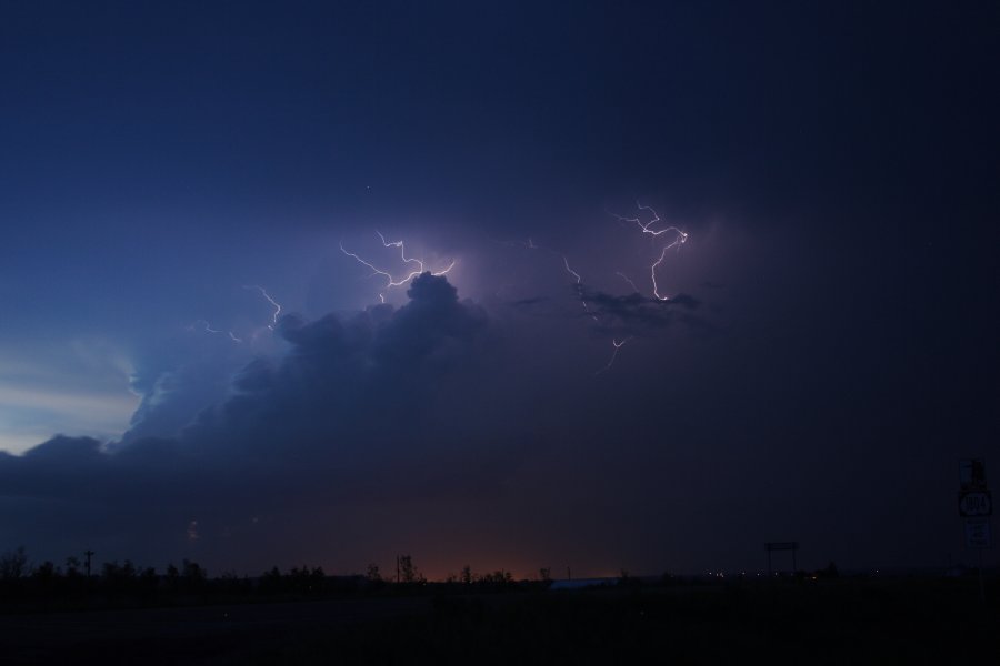 lightning lightning_bolts : S of Bismark, North Dakota, USA   27 May 2006