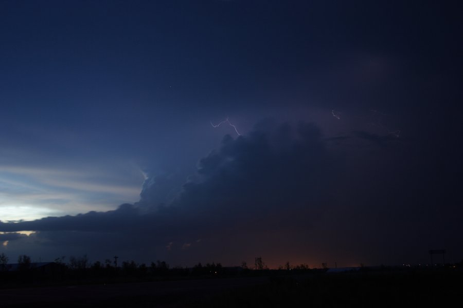 lightning lightning_bolts : S of Bismark, North Dakota, USA   27 May 2006