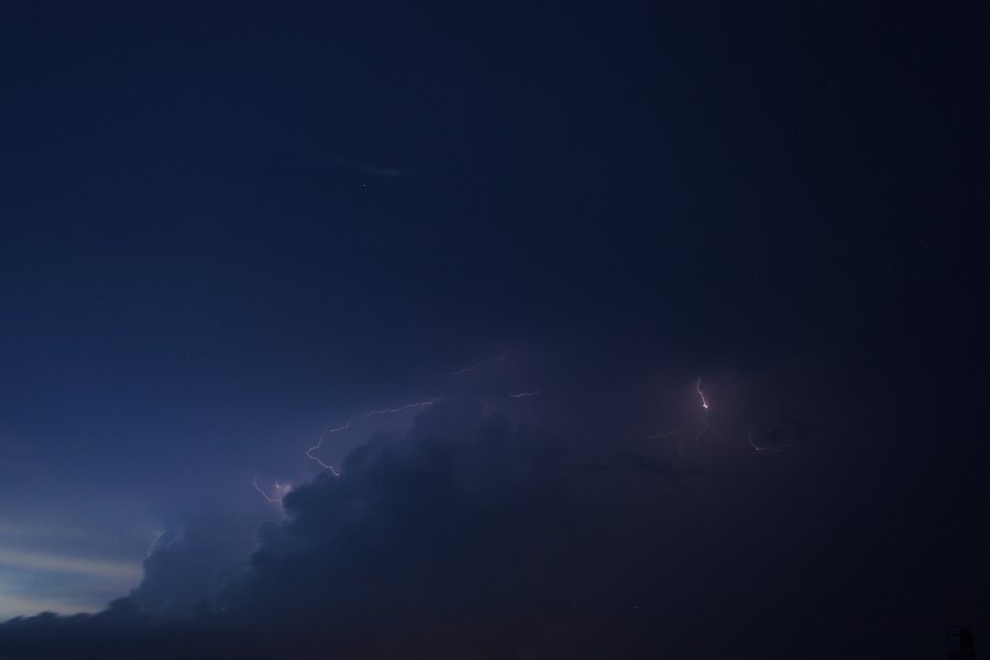 lightning lightning_bolts : S of Bismark, North Dakota, USA   27 May 2006