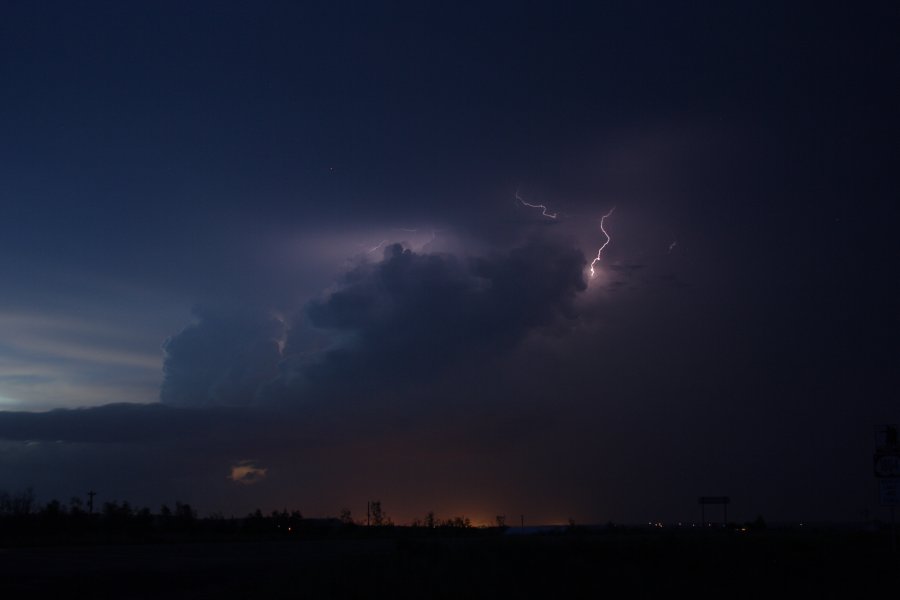 lightning lightning_bolts : S of Bismark, North Dakota, USA   27 May 2006