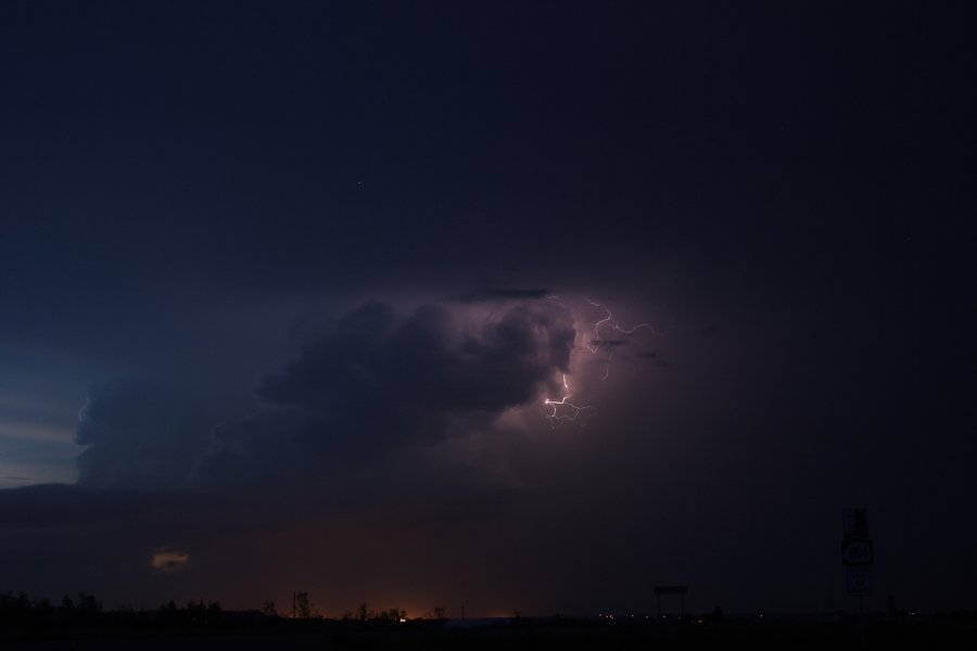 lightning lightning_bolts : S of Bismark, North Dakota, USA   27 May 2006