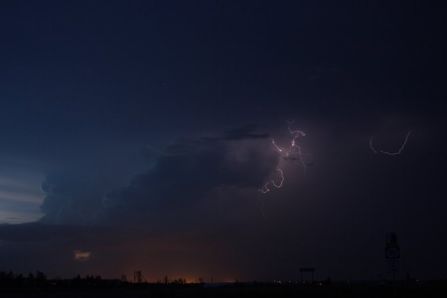 lightning lightning_bolts : S of Bismark, North Dakota, USA   27 May 2006