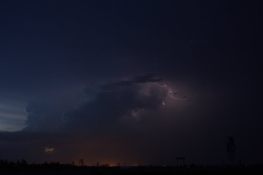 lightning lightning_bolts : S of Bismark, North Dakota, USA   27 May 2006