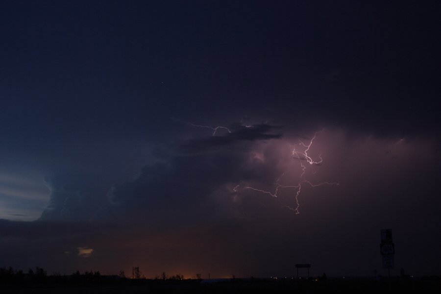 lightning lightning_bolts : S of Bismark, North Dakota, USA   27 May 2006