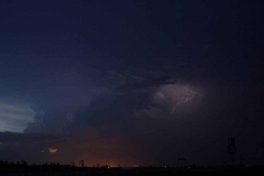 lightning lightning_bolts : S of Bismark, North Dakota, USA   27 May 2006