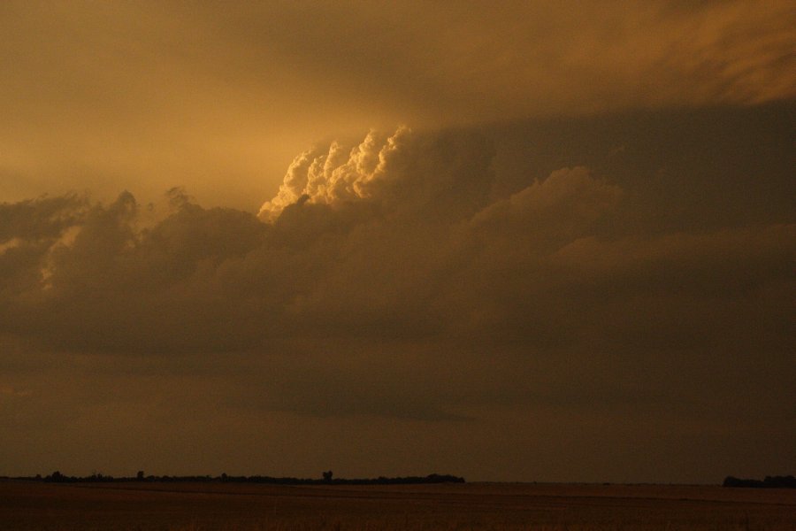 thunderstorm cumulonimbus_calvus : SE of Kinsley, Kansas, USA   29 May 2006