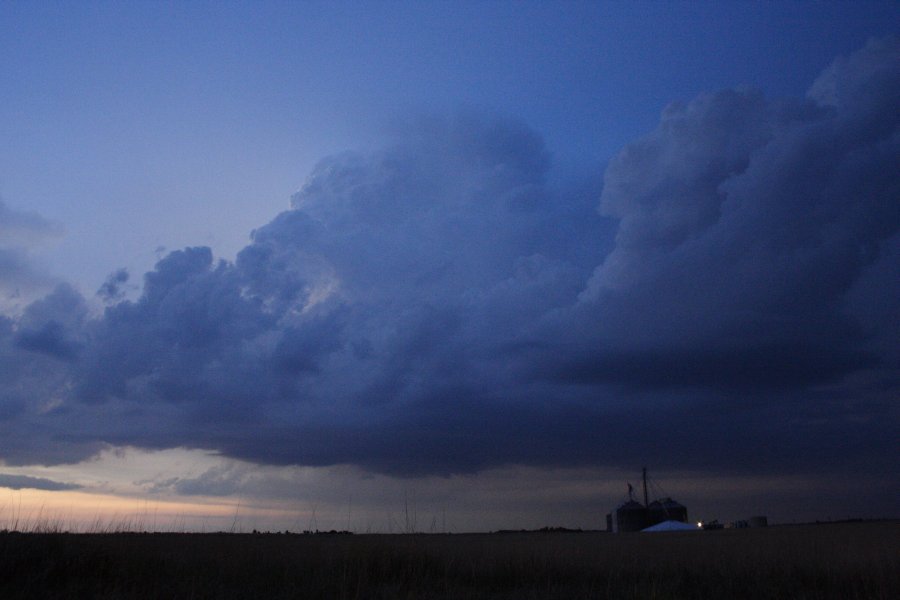 thunderstorm cumulonimbus_calvus : SE of Kinsley, Kansas, USA   29 May 2006