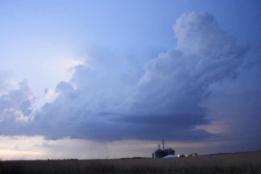 thunderstorm cumulonimbus_calvus : SE of Kinsley, Kansas, USA   29 May 2006