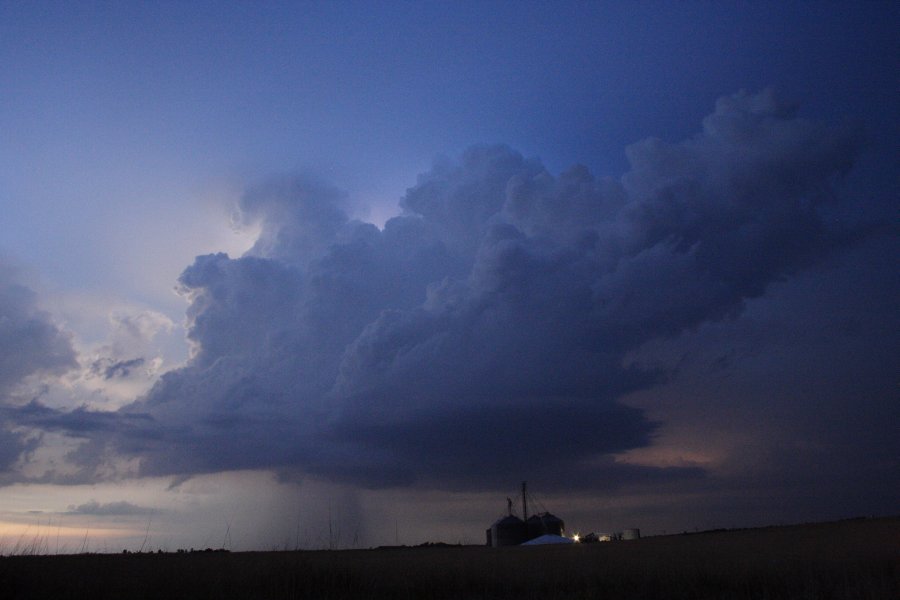 thunderstorm cumulonimbus_calvus : SE of Kinsley, Kansas, USA   29 May 2006