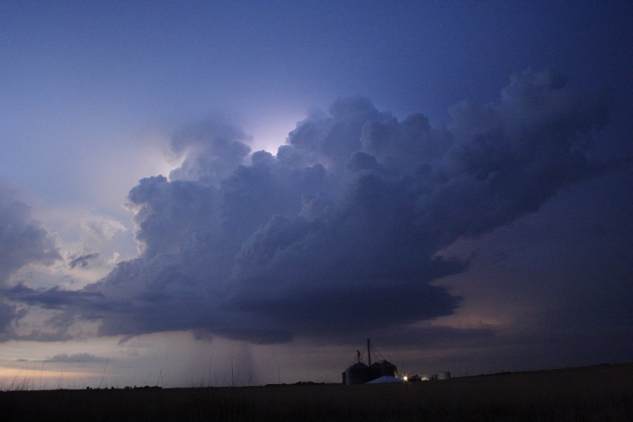 thunderstorm cumulonimbus_calvus : SE of Kinsley, Kansas, USA   29 May 2006