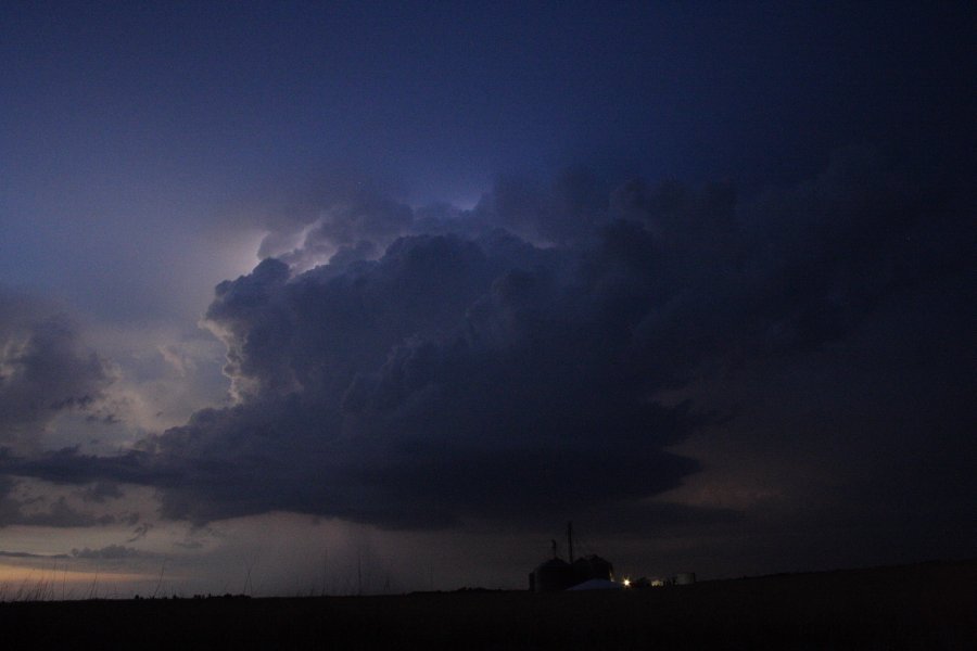 thunderstorm cumulonimbus_calvus : SE of Kinsley, Kansas, USA   29 May 2006