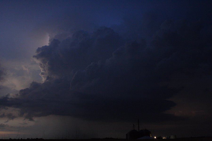 thunderstorm cumulonimbus_calvus : SE of Kinsley, Kansas, USA   29 May 2006